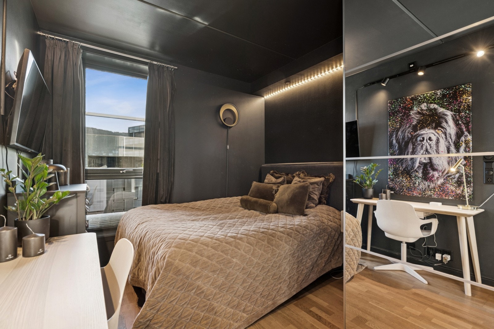 Soverom 2 har fint lysinnslipp og god plass til oppbevaring, perfekt for både barn, gjester eller kontor. Galleribilde