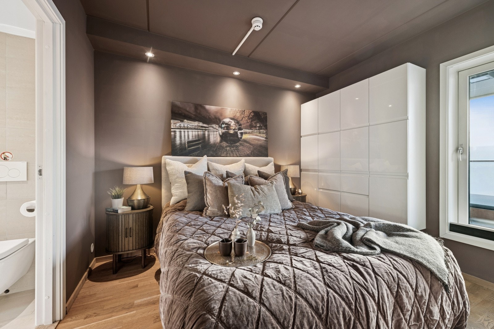 Stilfullt hovedsoverom med rolige fargetoner, gode lysforhold og praktisk garderobeløsning. Galleribilde