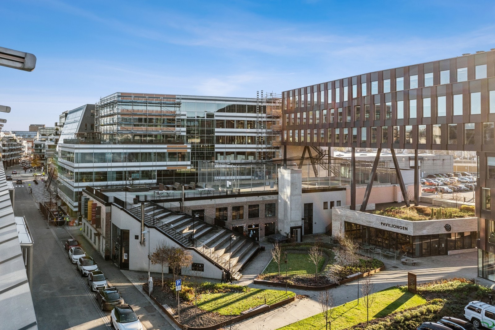 Fra leiligheten ser du mot et moderne og levende nærområde med kafeer og en sjelden detalj - tennisbane plassert på taket av nabobygget. Galleribilde