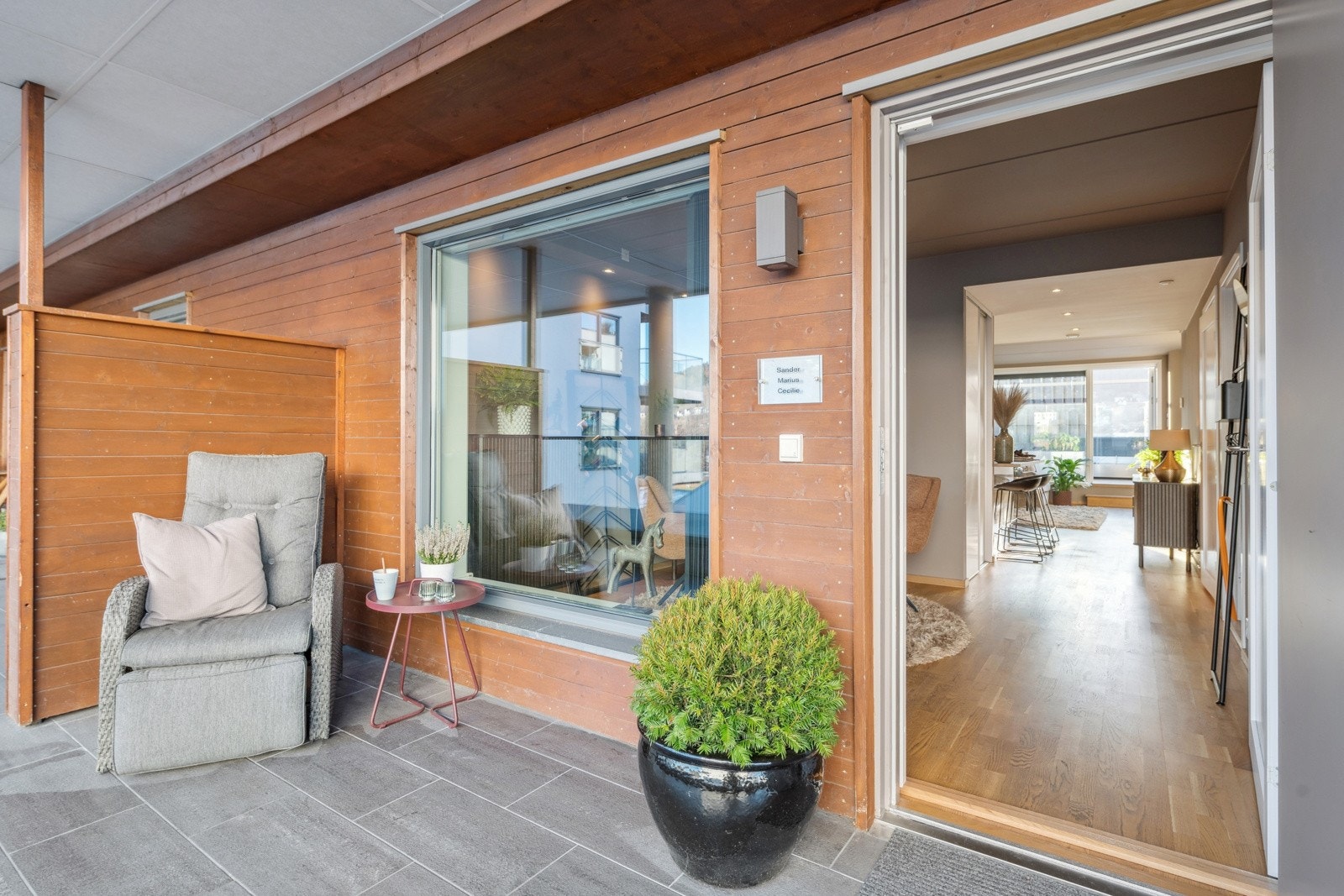 Innbydende og skjermet inngangsparti med sitteplass og god plass til dekor - velkommen inn! Galleribilde