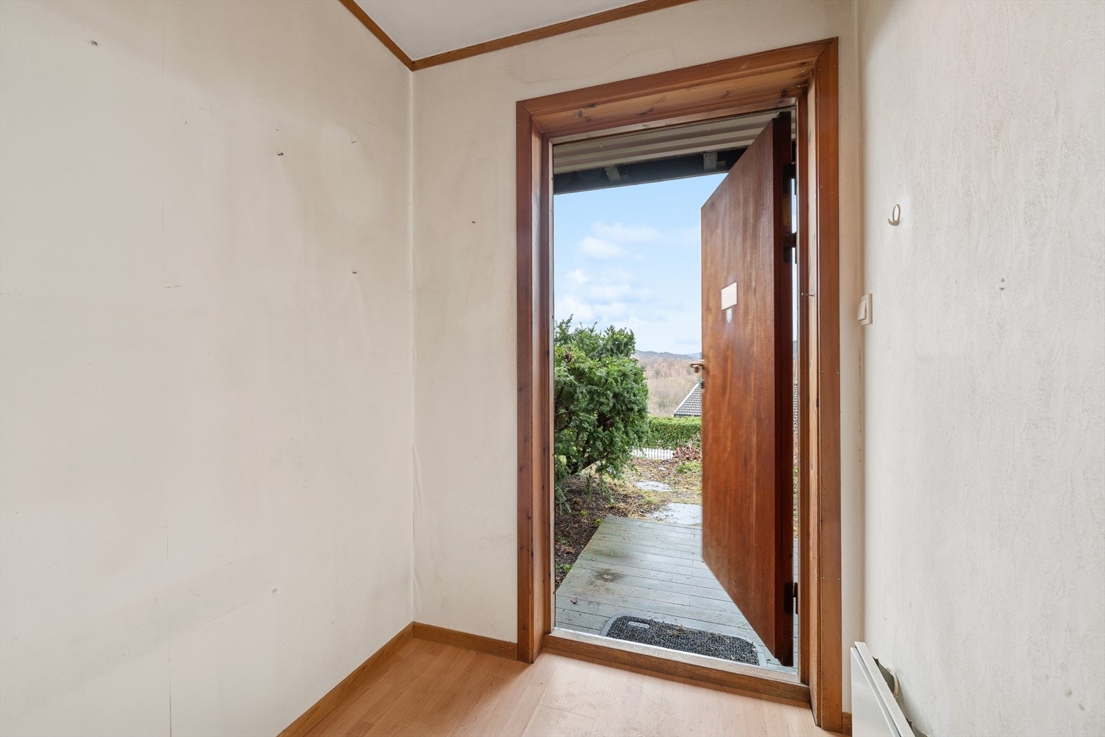 Inngangsparti med plass til oppheng av yttertøy og sko. Galleribilde