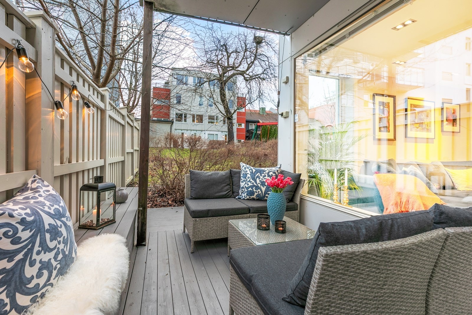 Her ute er det plass til sofagruppe, bord, grill og blomsterkasser. Galleribilde