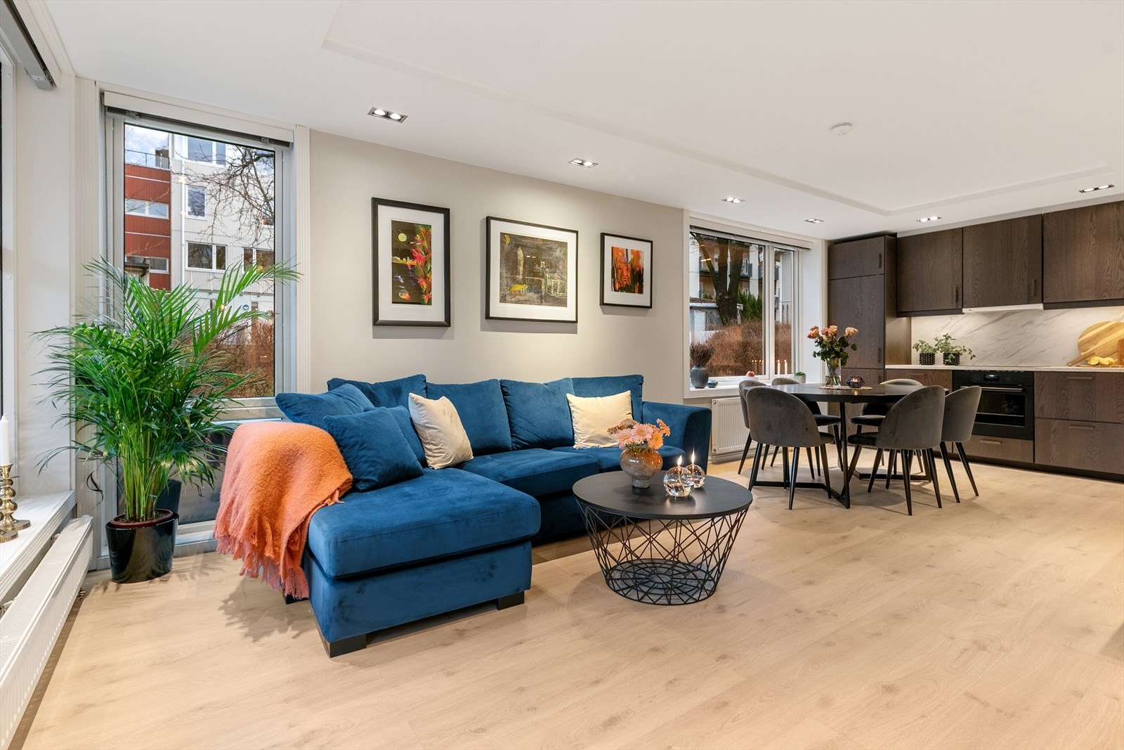 Vegger og gulv holder en moderne fargetone som gjør det enkelt å møblere rommet etter egne ønsker og behov. Galleribilde