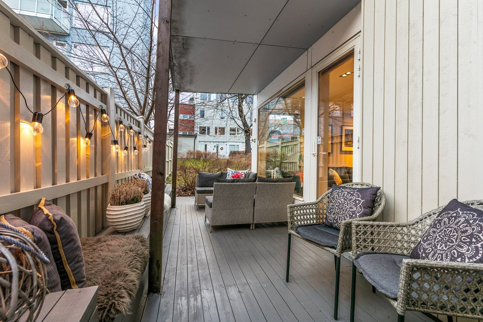 På vår- og sommerhalvåret blir uteplassen som en fin forlengelse av stuen og gir mer oppholdsrom. Galleribilde