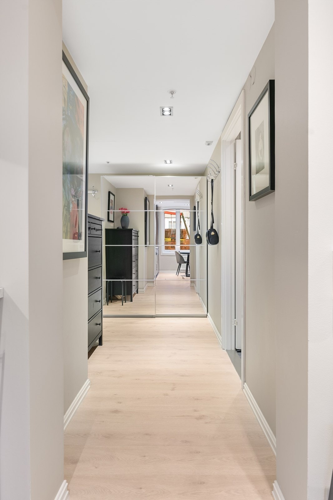 I det dere trer over dørstokken forstår dere umiddelbart hvilket lyst og moderne hjem dette er. Gangen er romslig plass til yttertøy og sko. Galleribilde