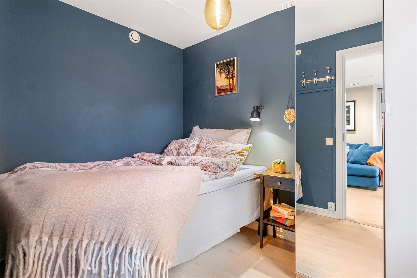 Her er det plass til dobbeltseng og nattbord. Garderobeskap for oppbevaring av klær og sko. Galleribilde