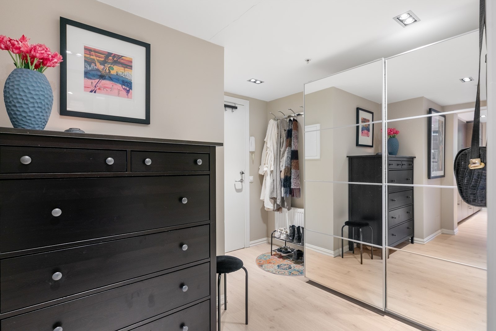 Stort garderobeskap gir god oppbevaringsplass. Galleribilde