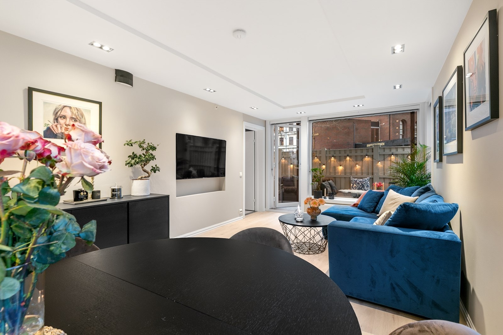 Leiligheten har en sosial, åpen løsning mellom stue og kjøkken, noe dagens eier selv har satt stor pris på. Her kan dere sosialisere og kokkelere på samme tid. Alle overflater og kjøkken ble oppgradert i 2024. Galleribilde