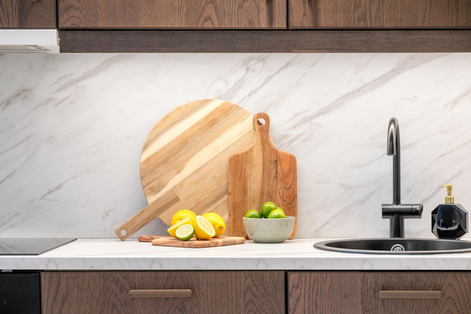 Det er godt med oppbevaringsplass i skuffer og skap som gjør det enkelt å holde orden. Galleribilde