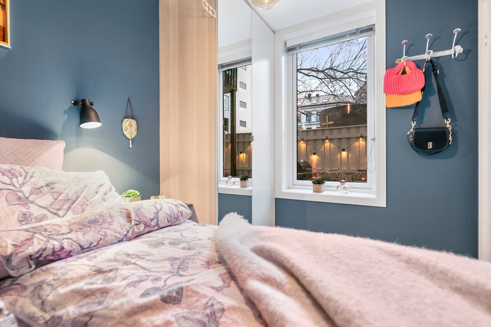 Soverommet vender ut mot terrassen, skjermet fra trafikk og støy. Galleribilde