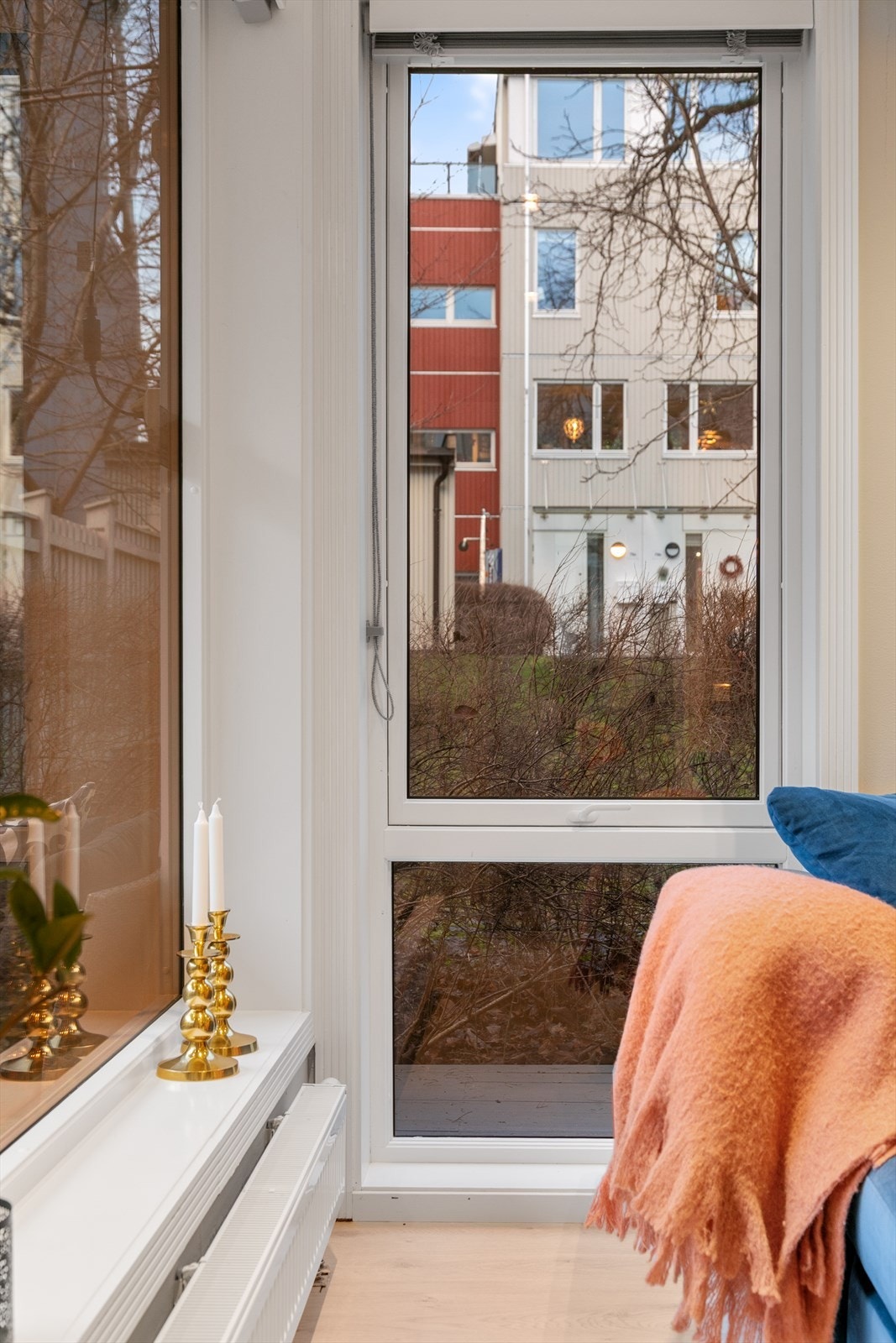 Stort vindu som strekker seg fra gulv til tak sikrer godt med lys, så vel som hyggelig utsyn. Galleribilde