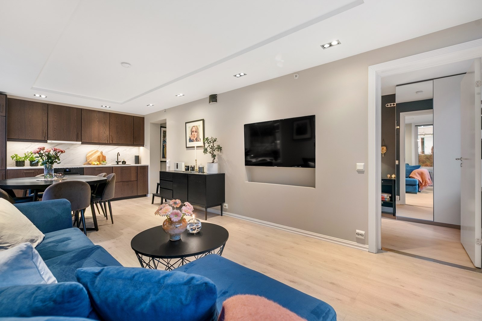 Fra stuen er det adkomst til boligens innbydende soverom. Galleribilde