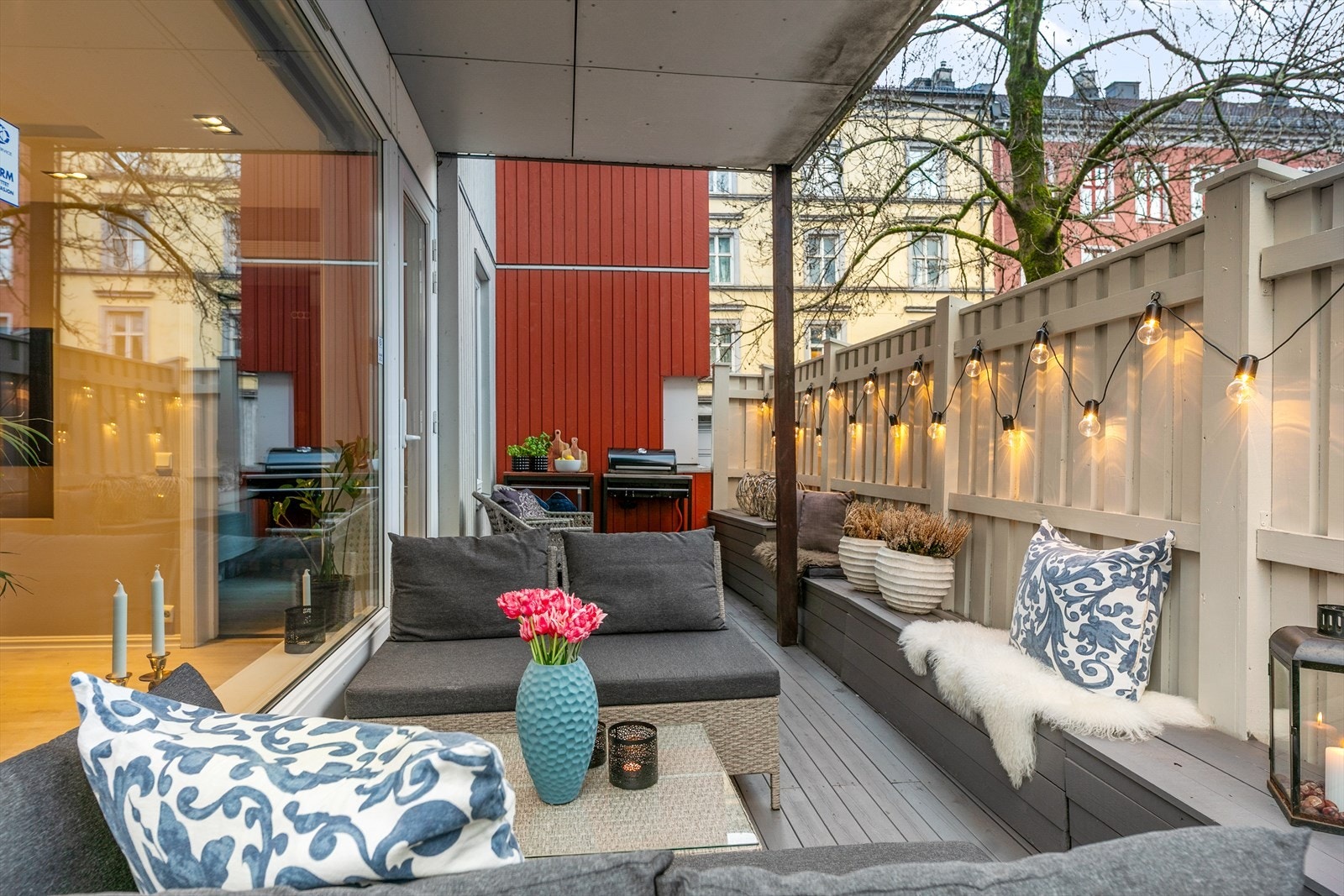 På vår- og sommerhalvåret blir den herlige uteplassen som er fin forlengelse av stuen. Her er det masse boltreplass! Galleribilde