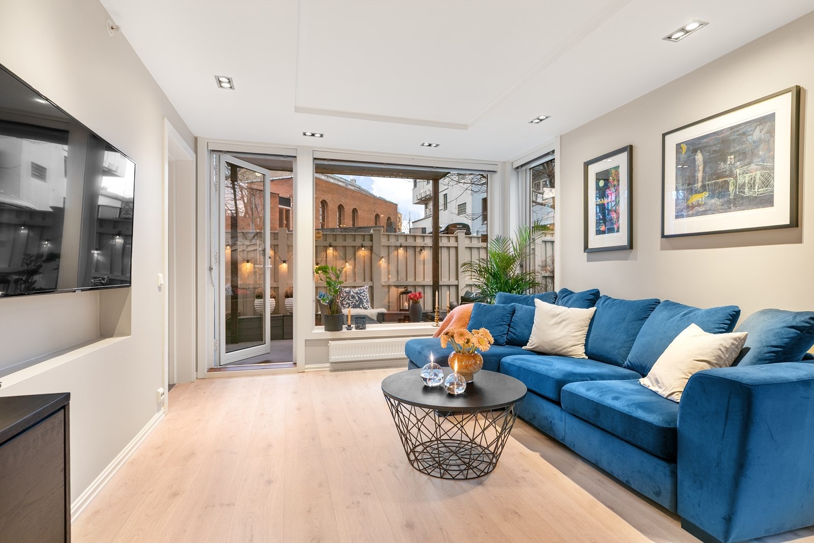 I stuen er det god plass til sofagruppe og bord. Praktisk nisje i veggen for TV. Galleribilde