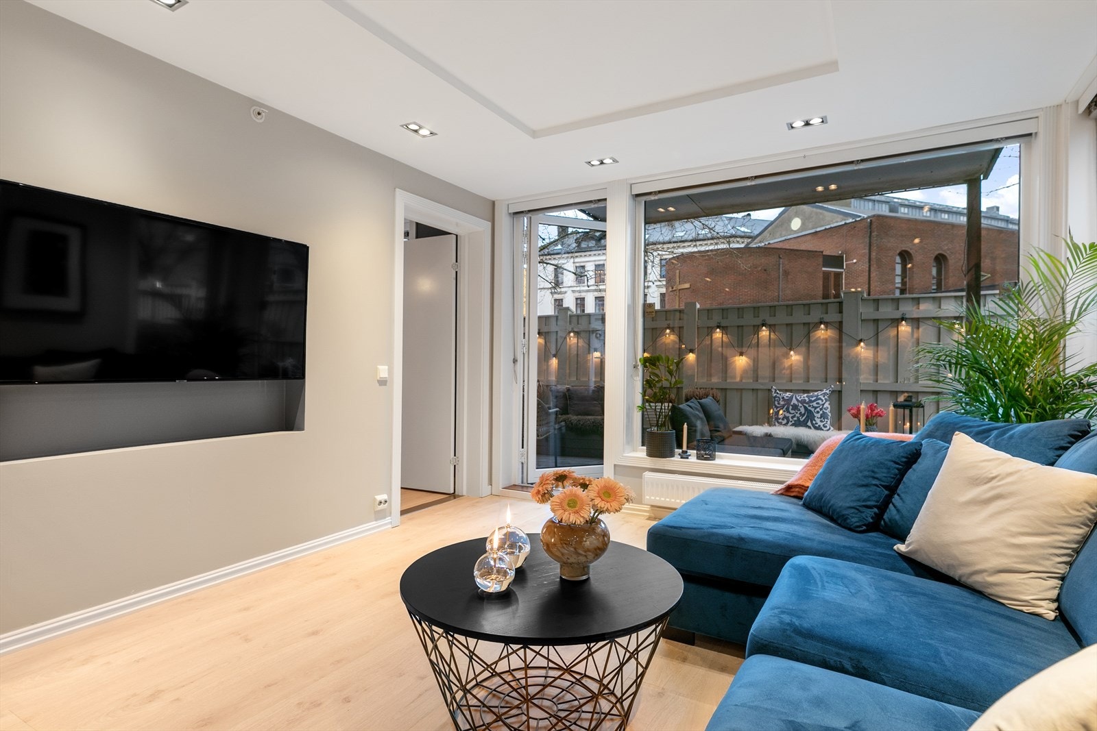 Spotter i taket sikrer gode lysforhold. Store vinduer mot to himmelretninger sikrer også godt med naturlig lys og luft i rommet. Galleribilde