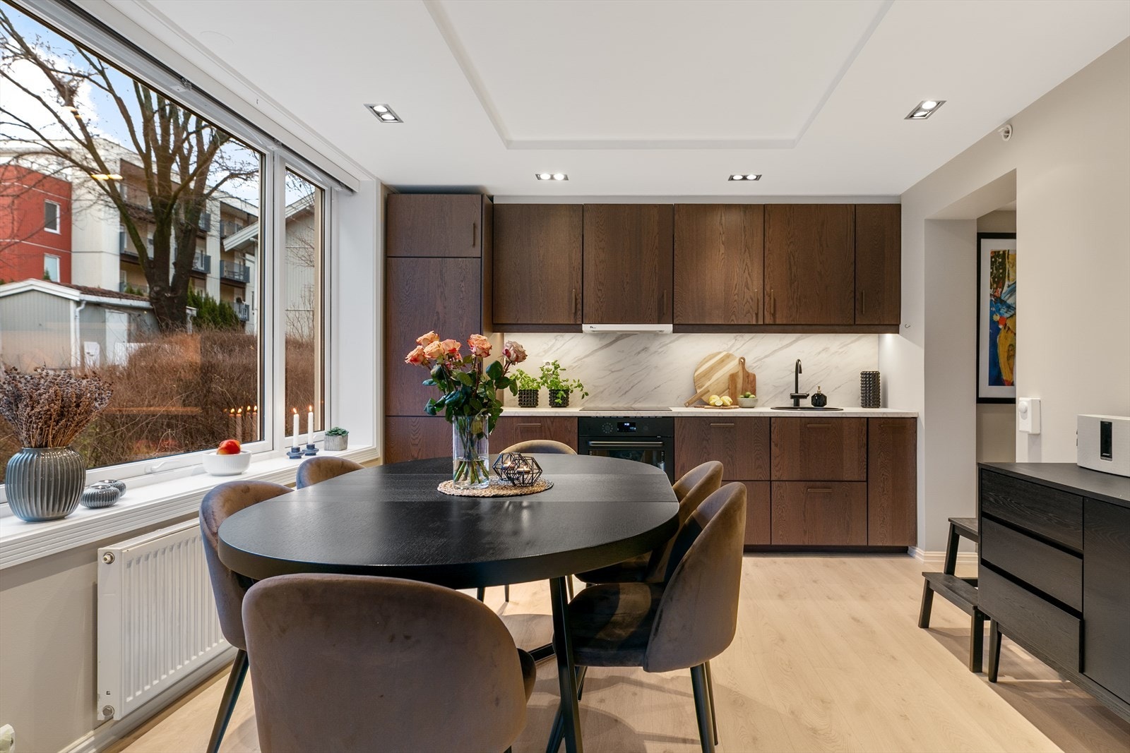 Mellom stue og kjøkken er det naturlig plass til et stort, sosialt spisebord. Her er det masse plass til venner og famille! Galleribilde