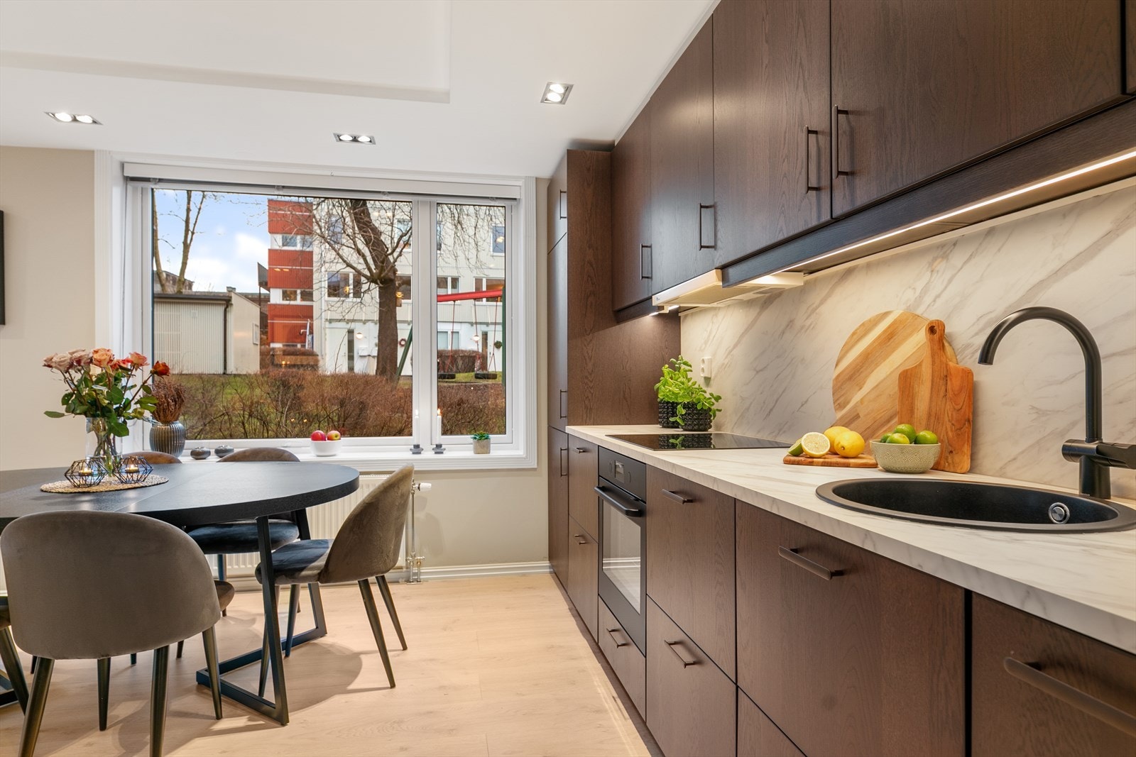 Av hvitevarer følger komfyr, induksjon platetopp, oppvaskmaskin og kjøl/fryseskap. Her hvil enhver matglad trives! Galleribilde