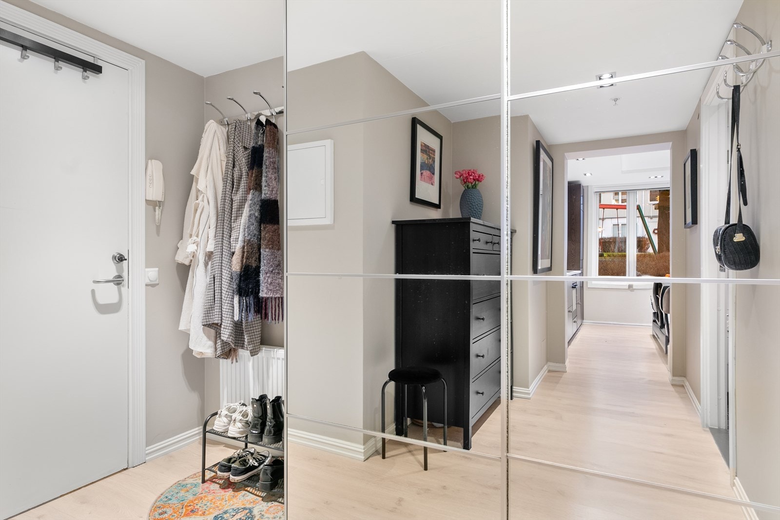 Vegger er malt i en behagelig fargetone som harmonerer fint med det nye, lekre gulvet. Her er det hyggelig å komme hjem! Galleribilde