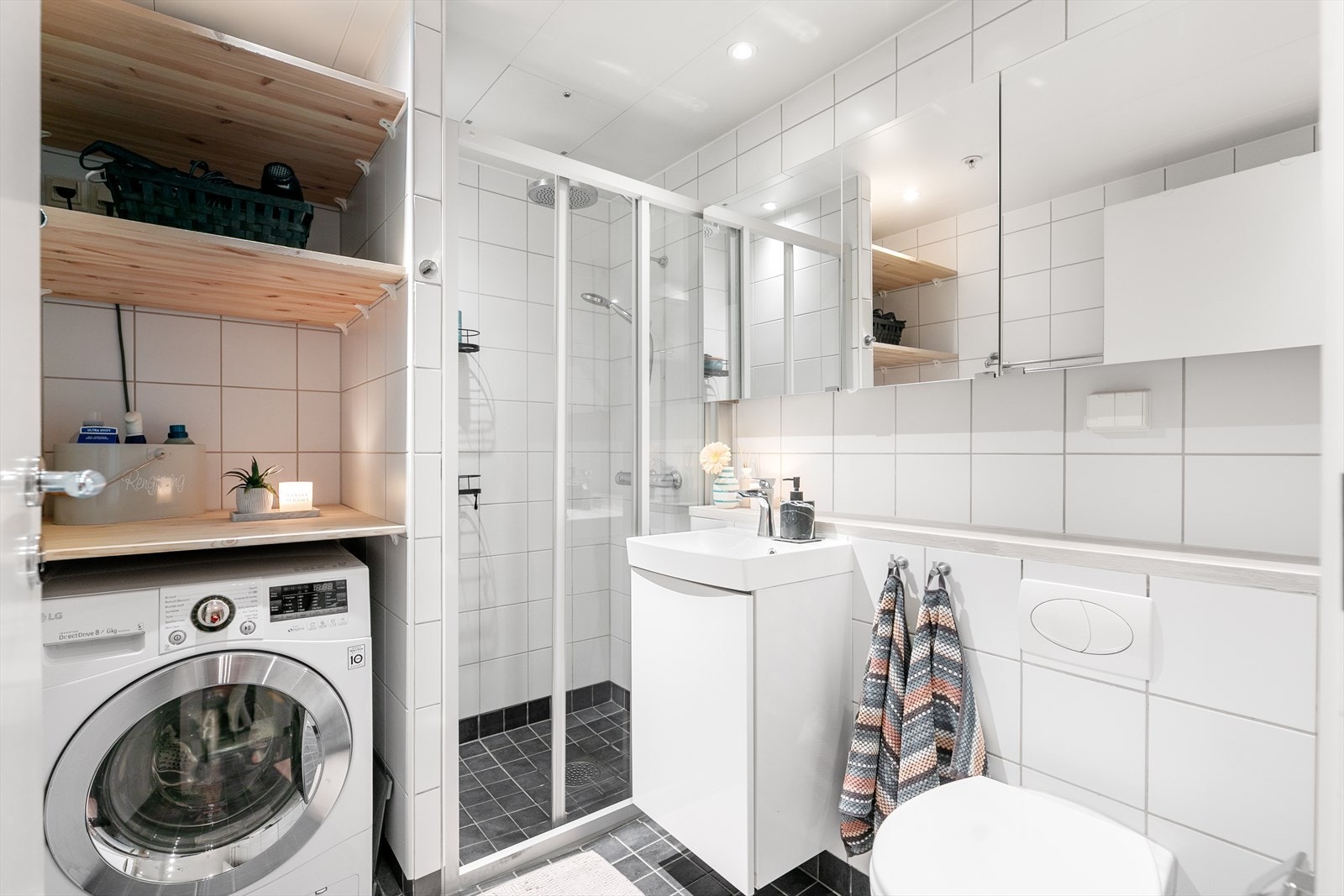 Badet er bygget i 2009, oppført i regi av utbygger.
Her får dere alt dere trenger med dusjplass med tilhørende garnityr, servant med underskap, speilskap, opplegg for vaskemaskin og veggmontert wc. Galleribilde