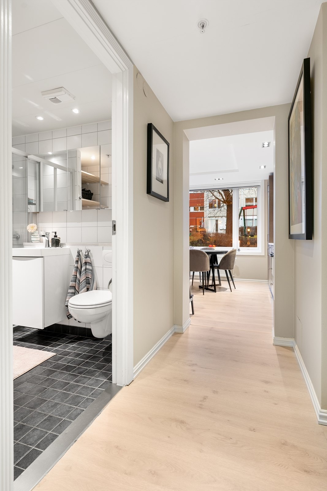 Gangen er det naturlige bindeleddet mellom rommene i boligen. Galleribilde