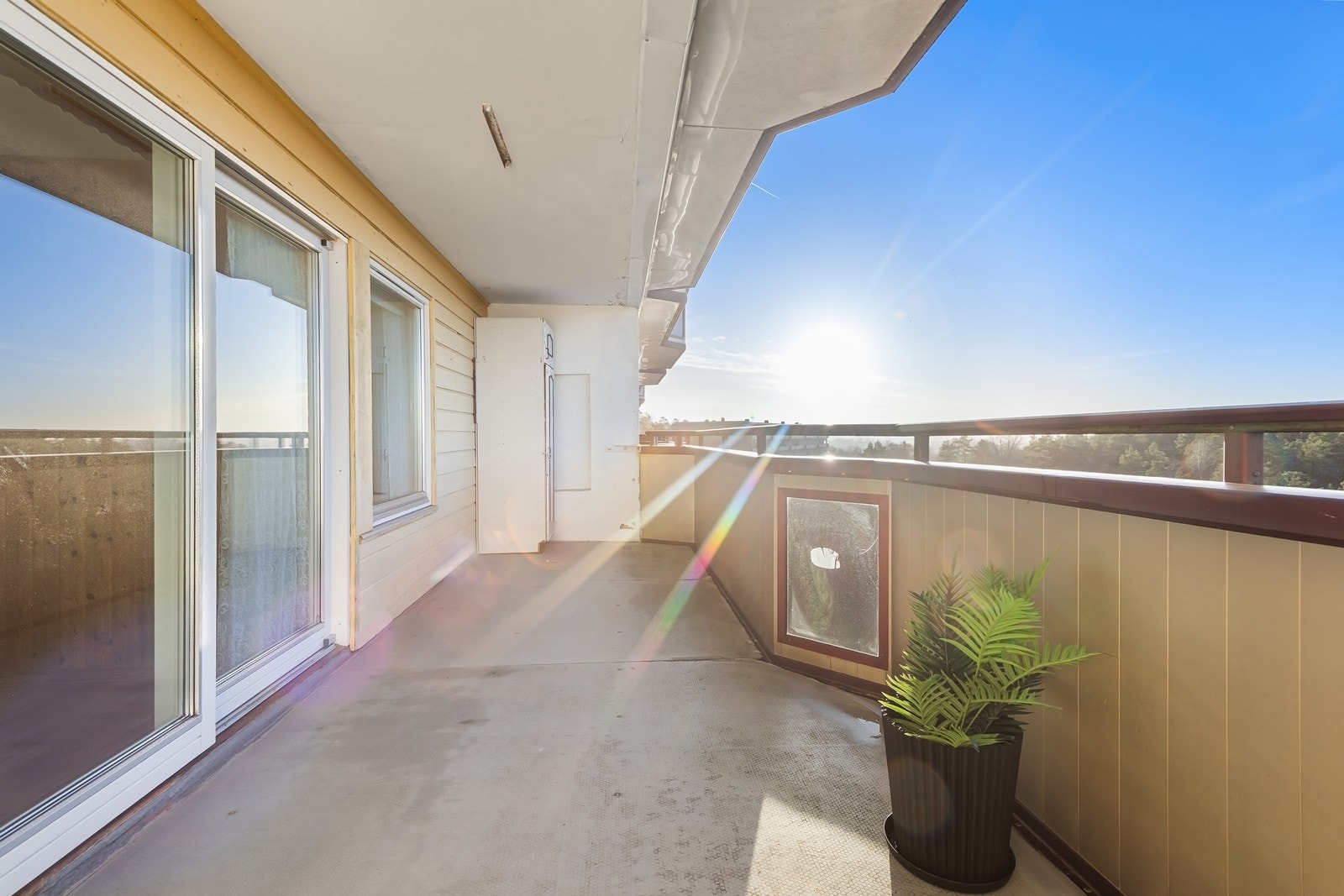 Skyvedører med glassfelt gir enkel tilgang ut til balkongen fra stuen. Galleribilde