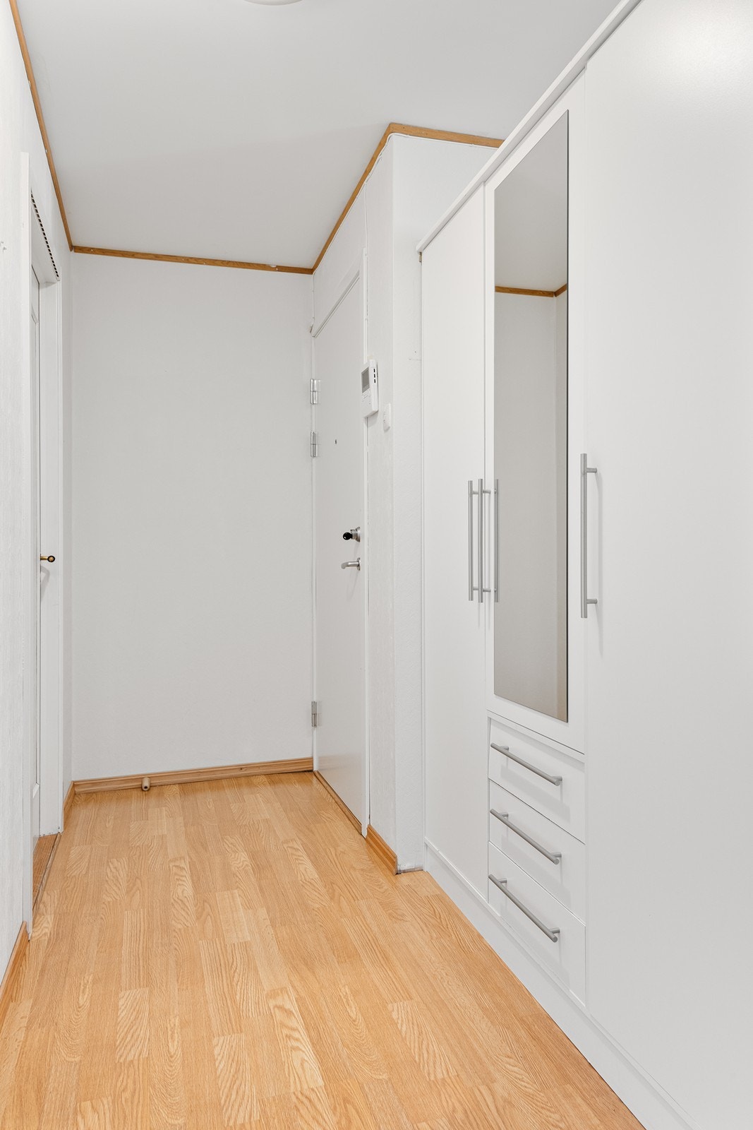 Entréen er utstyrt med garderobeskap som gir god lagringsplass til yttertøy og sko. Galleribilde