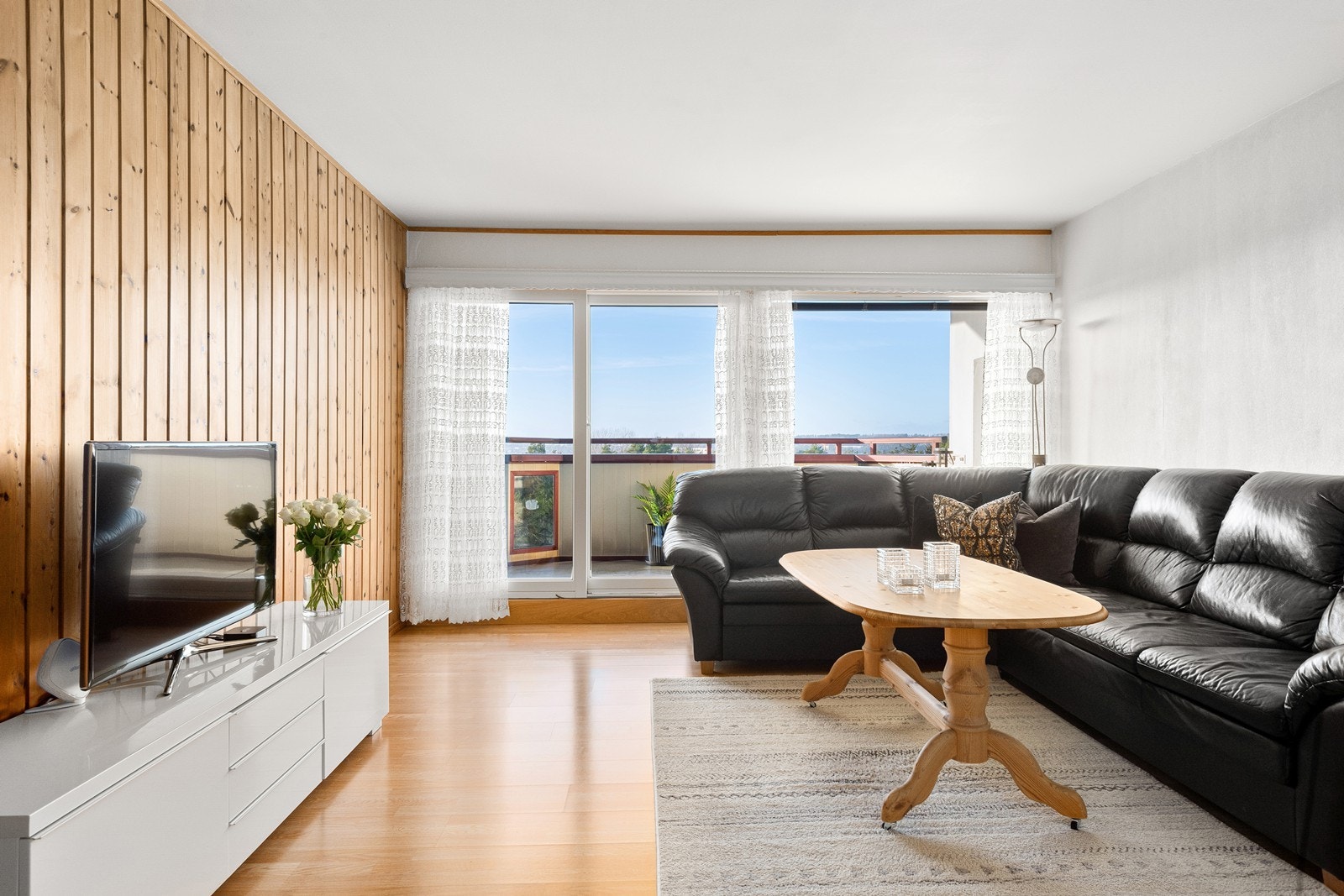 De store vindusflatene mot vest gir rikelig med naturlig lys og en luftig romfølelse. Galleribilde