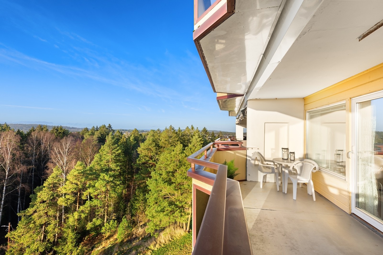 Boligen ligger i 3. etasje og har derfor en fin beliggenhet med fritt utsyn mot skog og grøntområder. Galleribilde