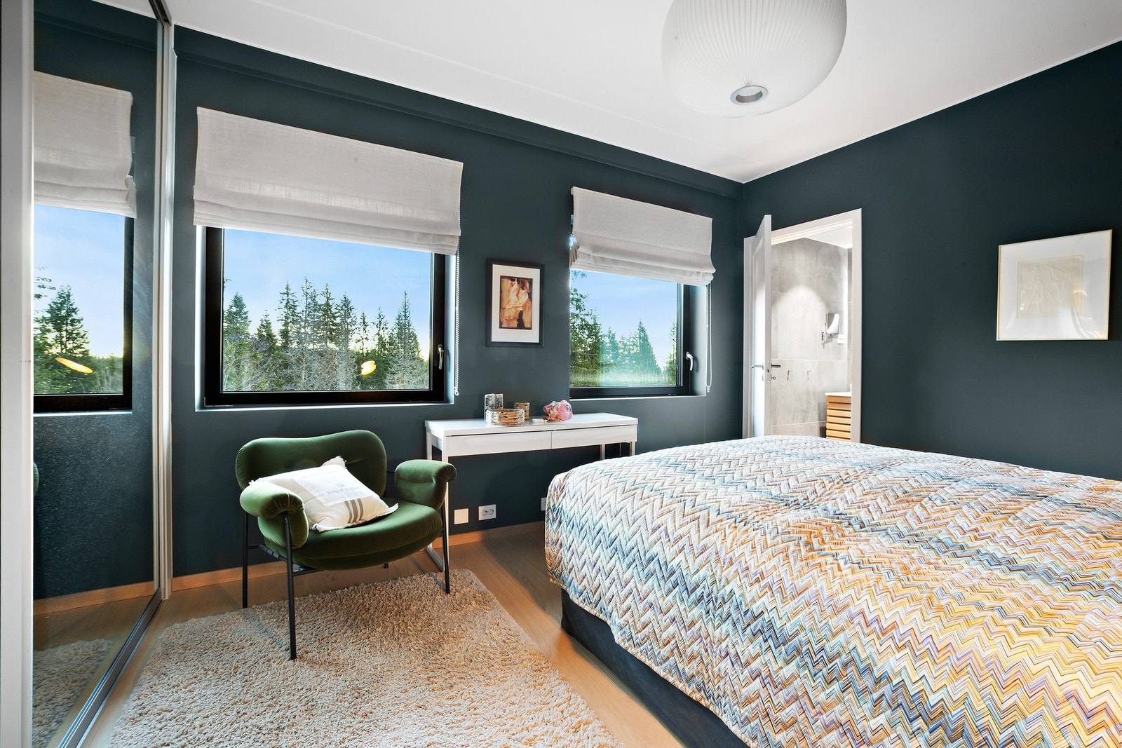 Store vinduer med utsikt mot grønne omgivelser. Galleribilde