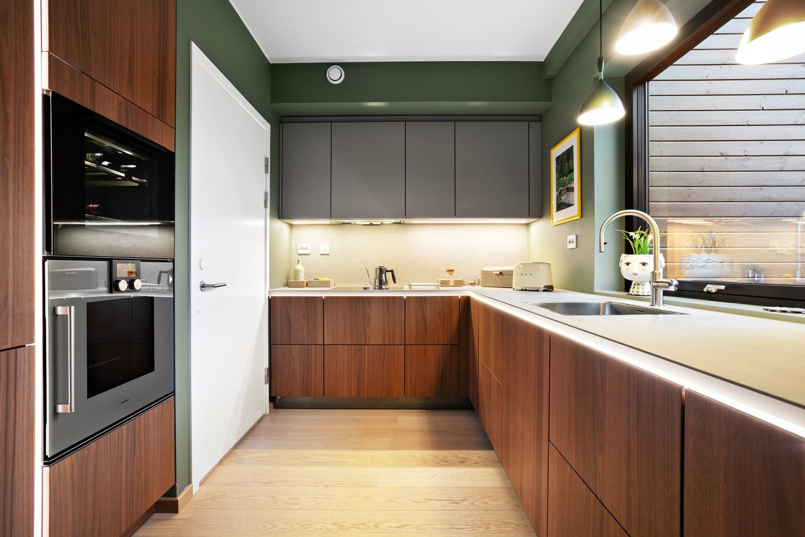 Kjøkkenet har en eksklusiv innredning fra SieMatic og har hvitevarer fra bl.a Gaggenau, samt LED belysning under kjøkkenbenken, overskap samt langs kjøl/frys. Galleribilde