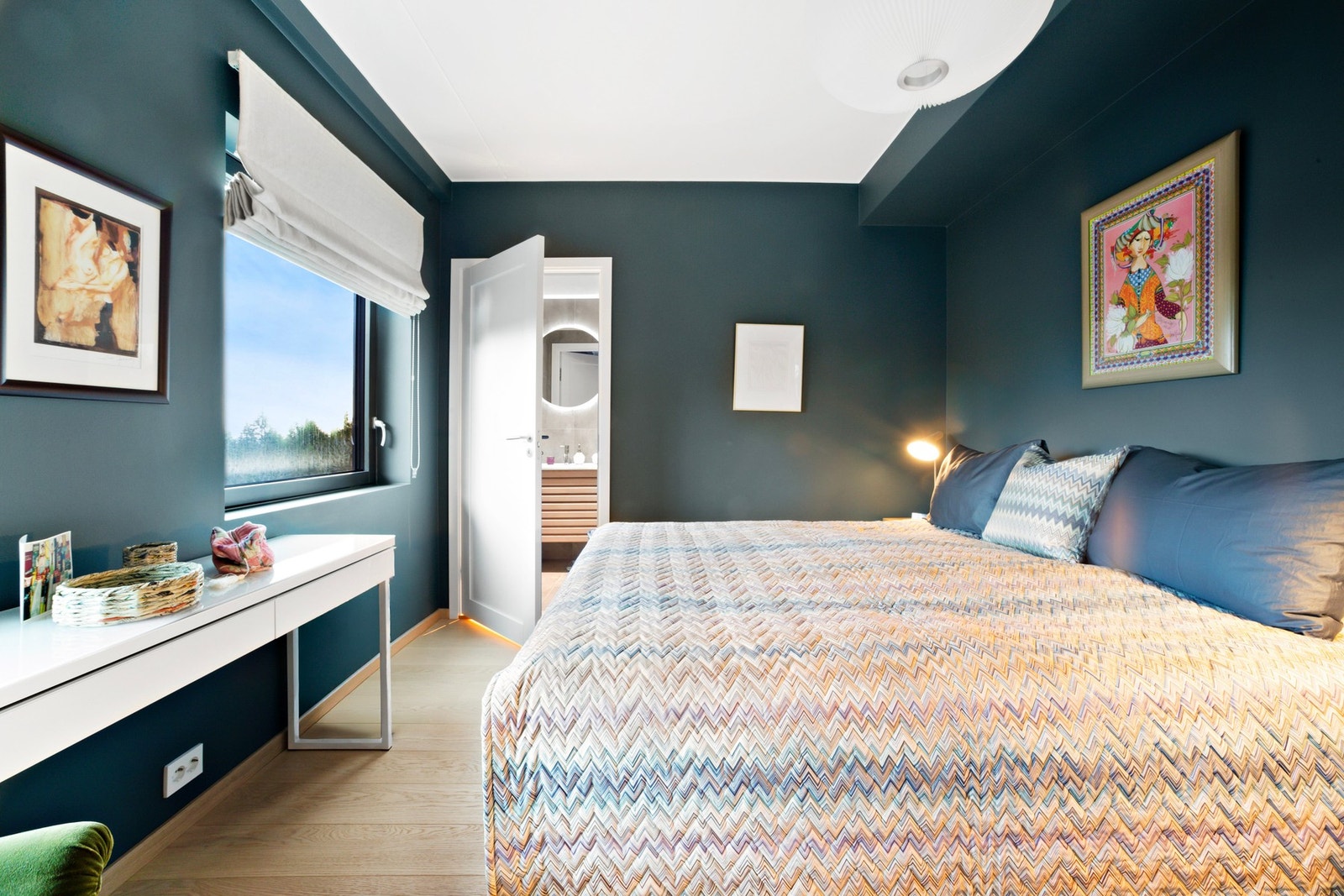 Hovedsoverommet har direkte adkomst eget dusjbad. Galleribilde