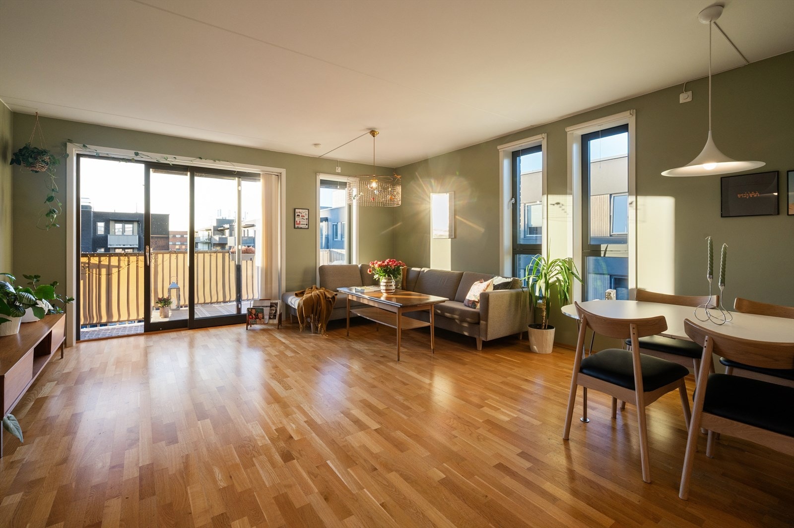 God plass til sofaseksjon med tilhørende møblement. Galleribilde