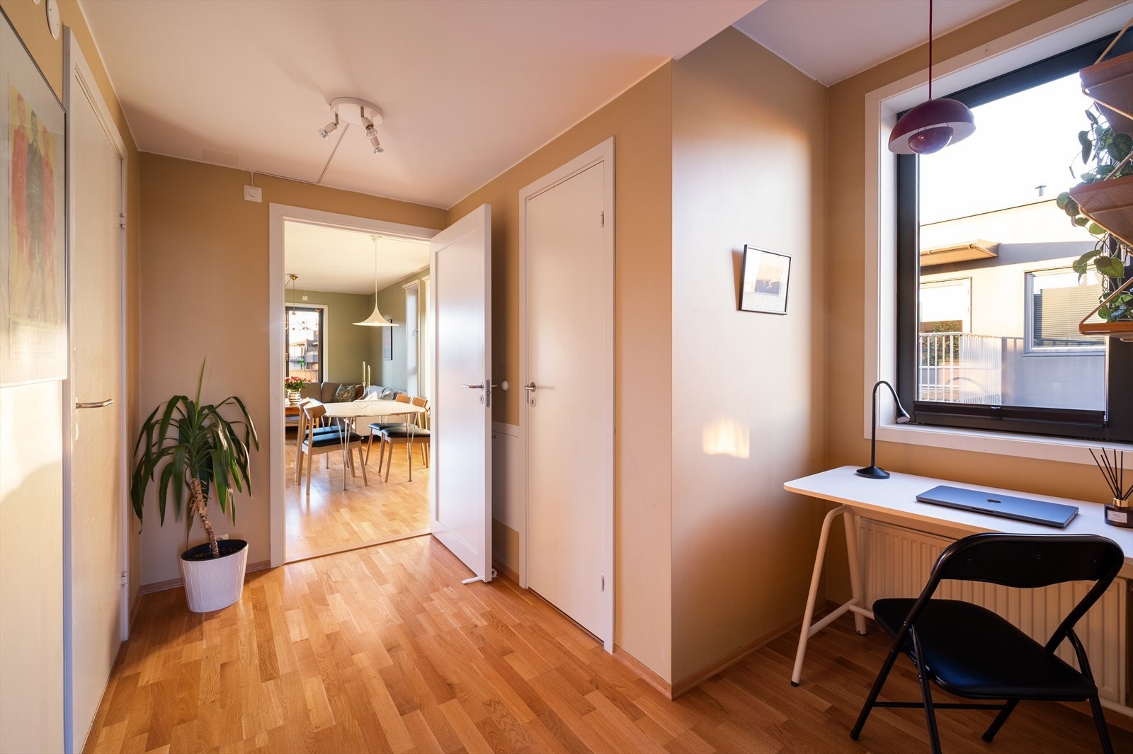 Fra mellomgang mot stue, bad og wc. Plass til utrolig praktisk kontorhjørne. Galleribilde