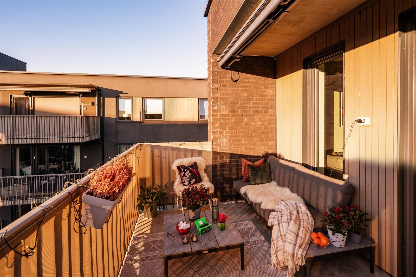 Balkongen fungerer utmerket som en forlengelse av boligen i sommerhalvåret og har meget gode solforhold. Galleribilde