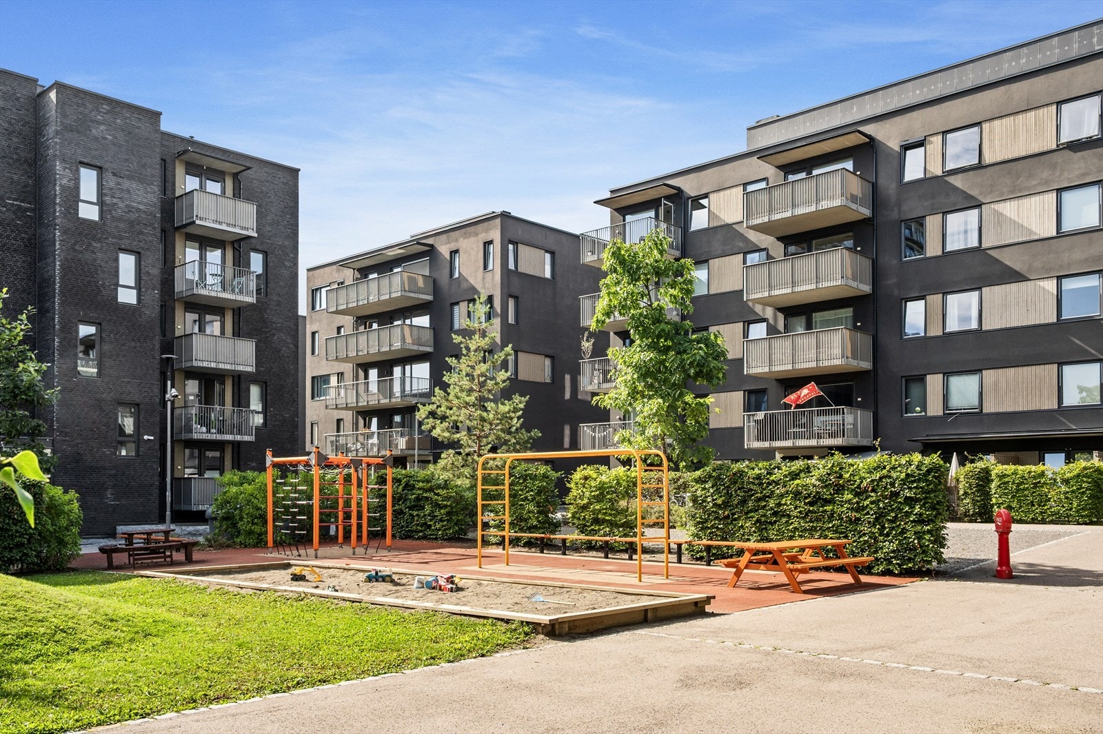 Barnevennlig og pent opparbeidet bakgård. Galleribilde