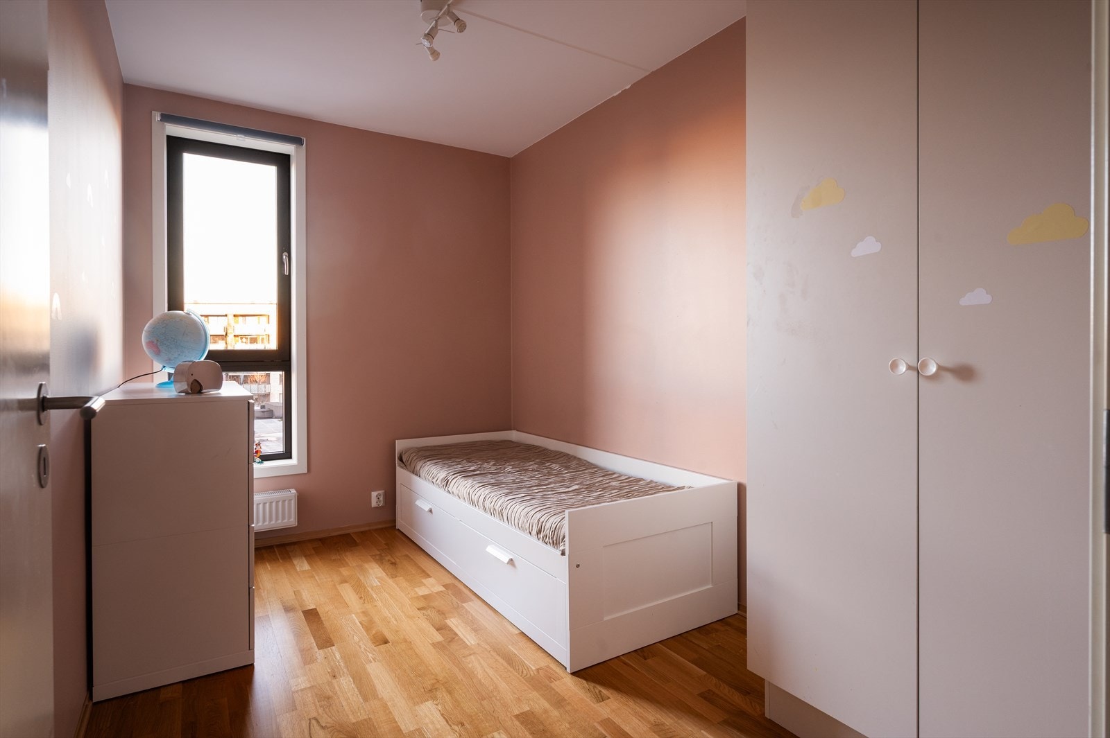 Soverom tre, kan i likhet med soverom to fungere som barnerom, gjesterom eller kontor. Galleribilde