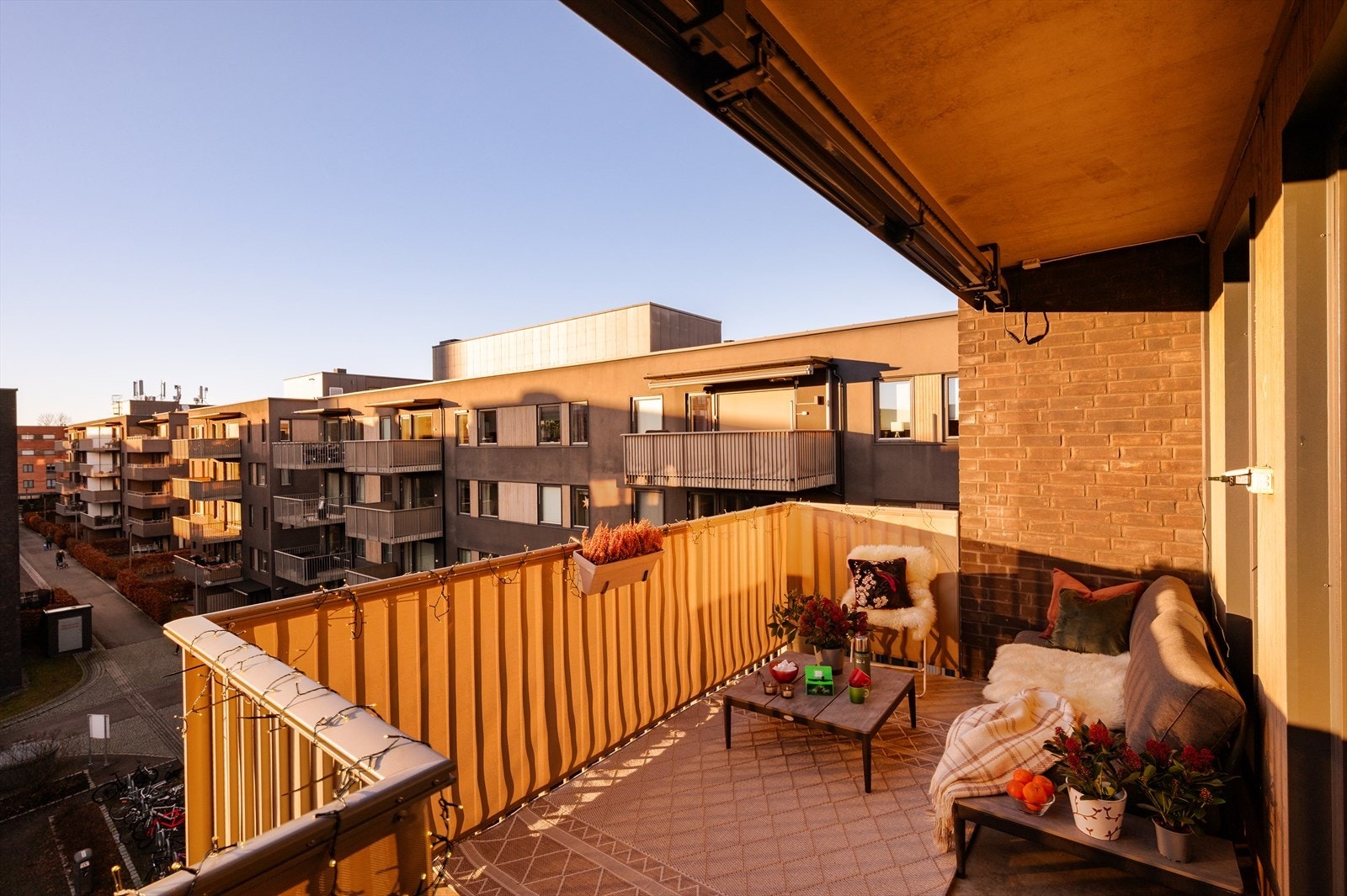 Fra stuen er det utgang til en flott og solrik balkong. Galleribilde