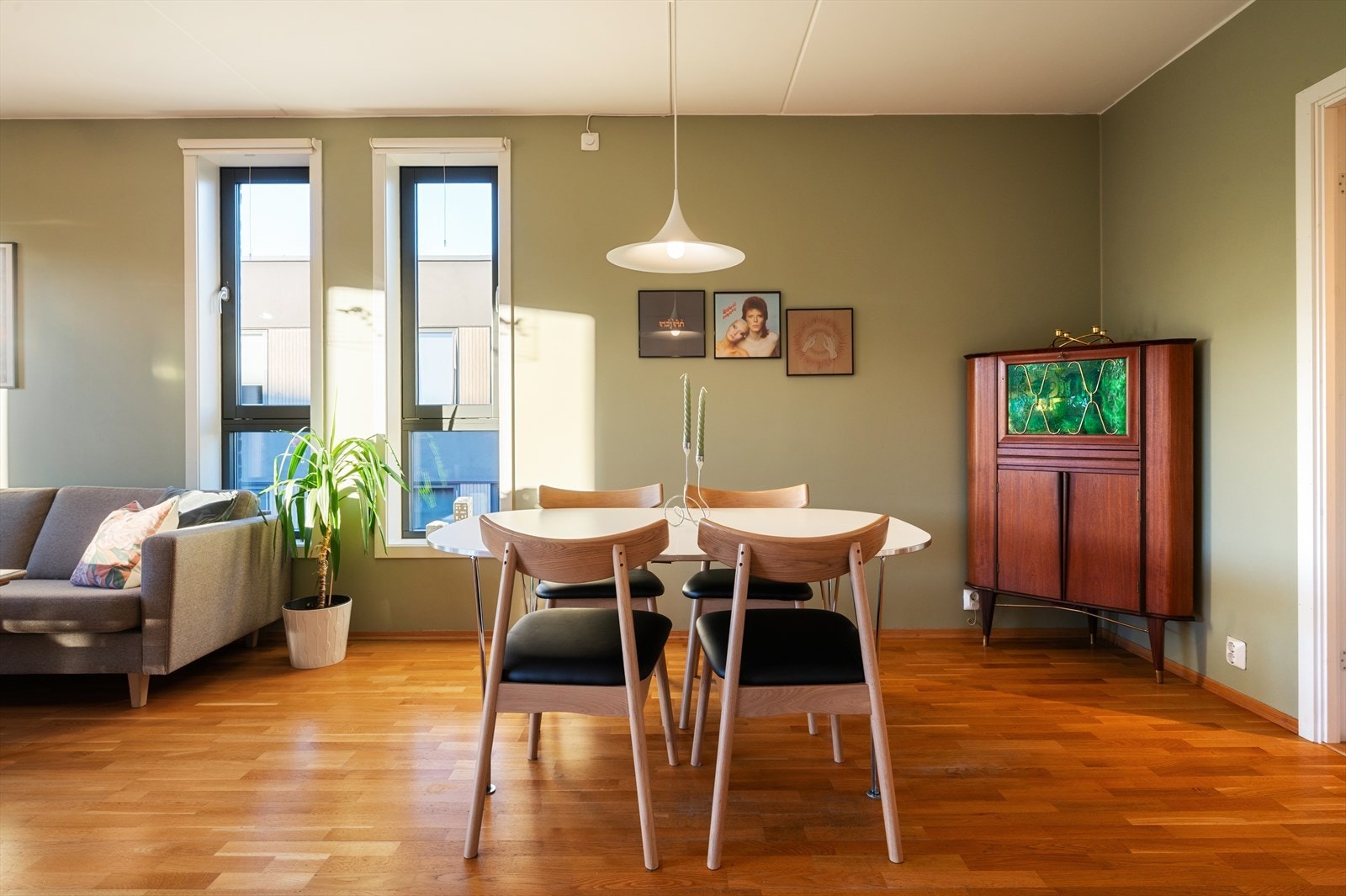 Det er også rom for et større spisebord for hyggelige sammenkomster. Galleribilde