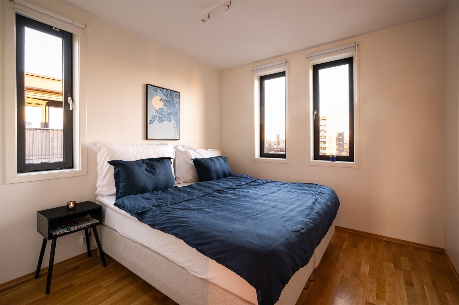 Romslig og innbydende hovedsoverom med plass til dobbeltseng og nattbord. Galleribilde