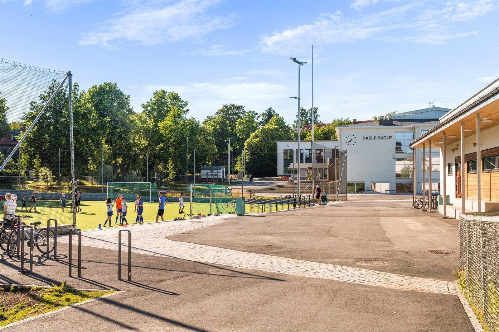 Hasle skole ligger i umiddelbar nærhet. Galleribilde