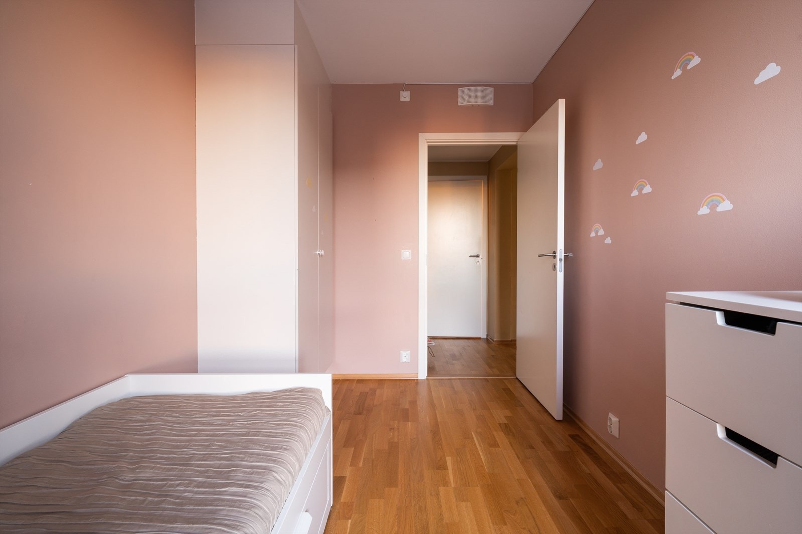 Plass til seng, nattbord og garderobeskap. Galleribilde