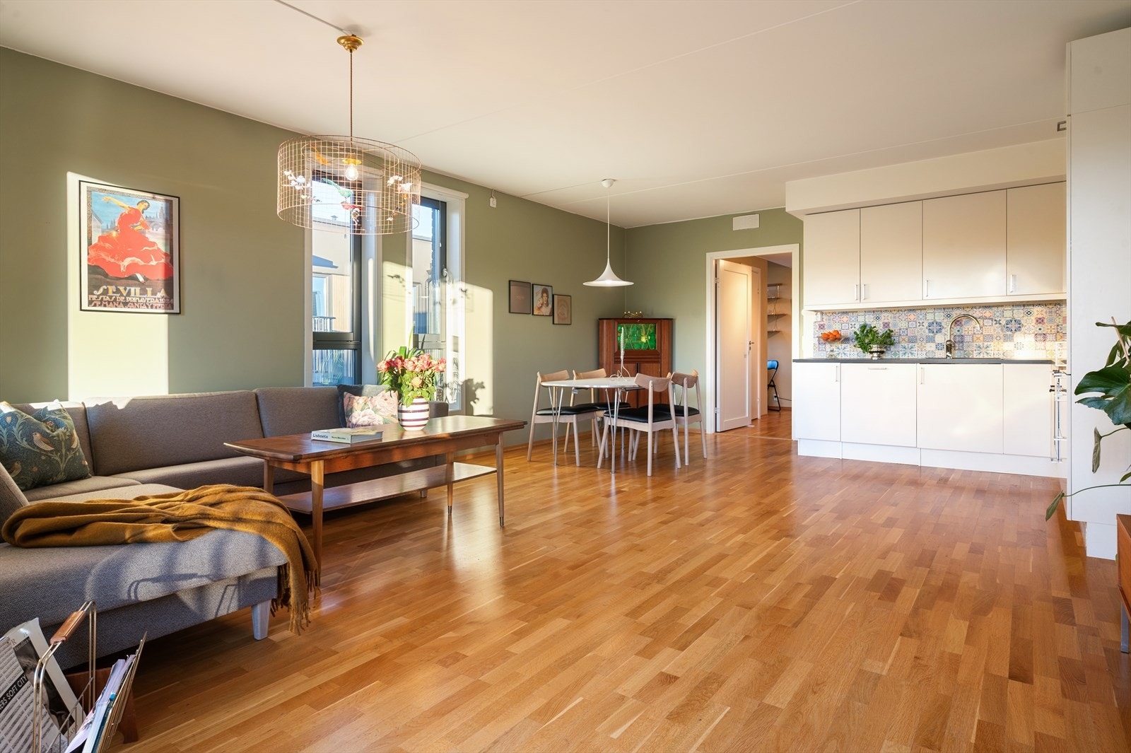 Stuen ligger i åpen løsning mot kjøkkenet og er med på å skape en sosial planløsning. Galleribilde