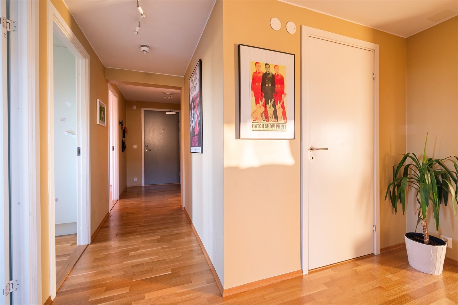 Leiligheten har en gjennomgående og god planløsning med tilgang til tre soverom på venstre side og bad på høyre side. Galleribilde