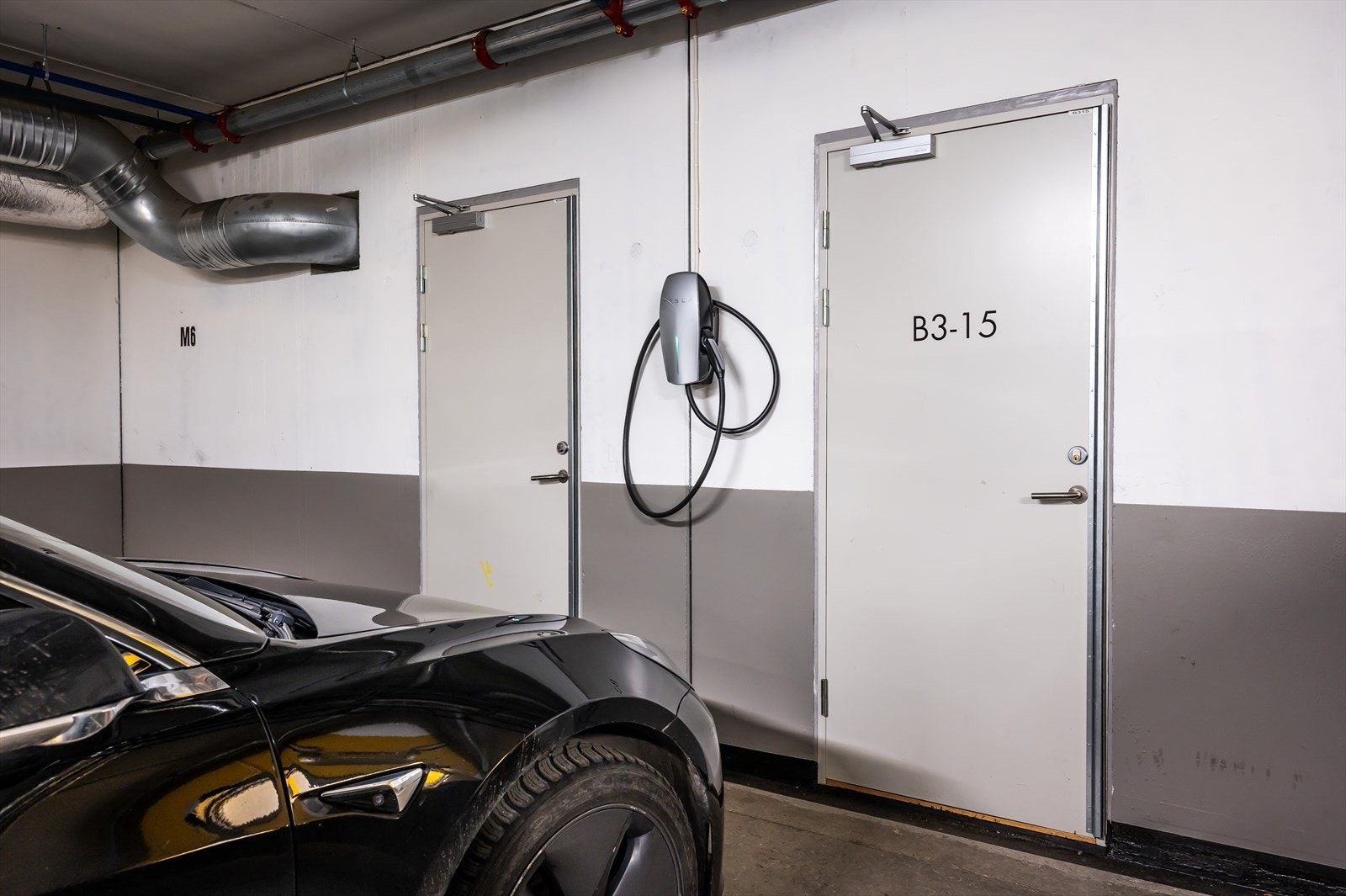 Plassen er opparbeidet med lader til EL-bil. Tilgang til bod på ca. 5 kvm. rett i bakkant av garasjeplassen. Galleribilde