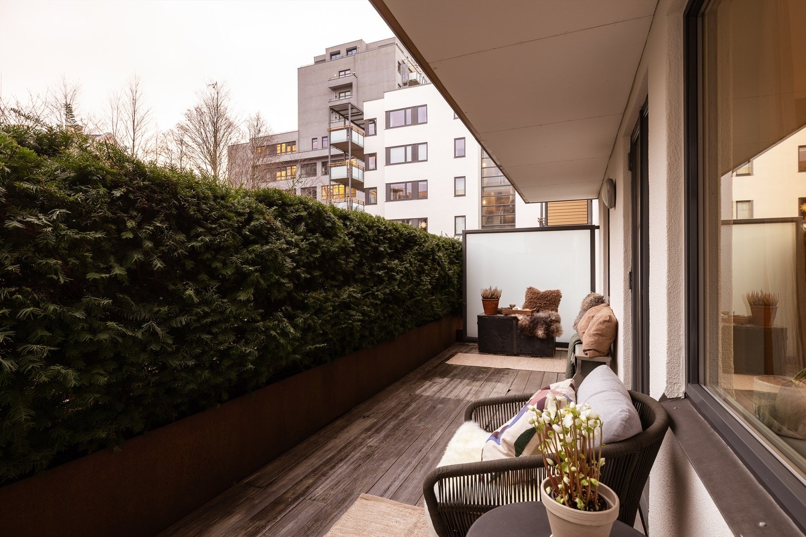 Terrassen er godt skjermet for innsyn Galleribilde