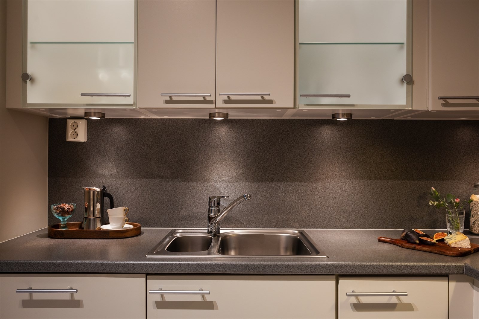 Det er montert belysning og plate over benkeplaten Galleribilde