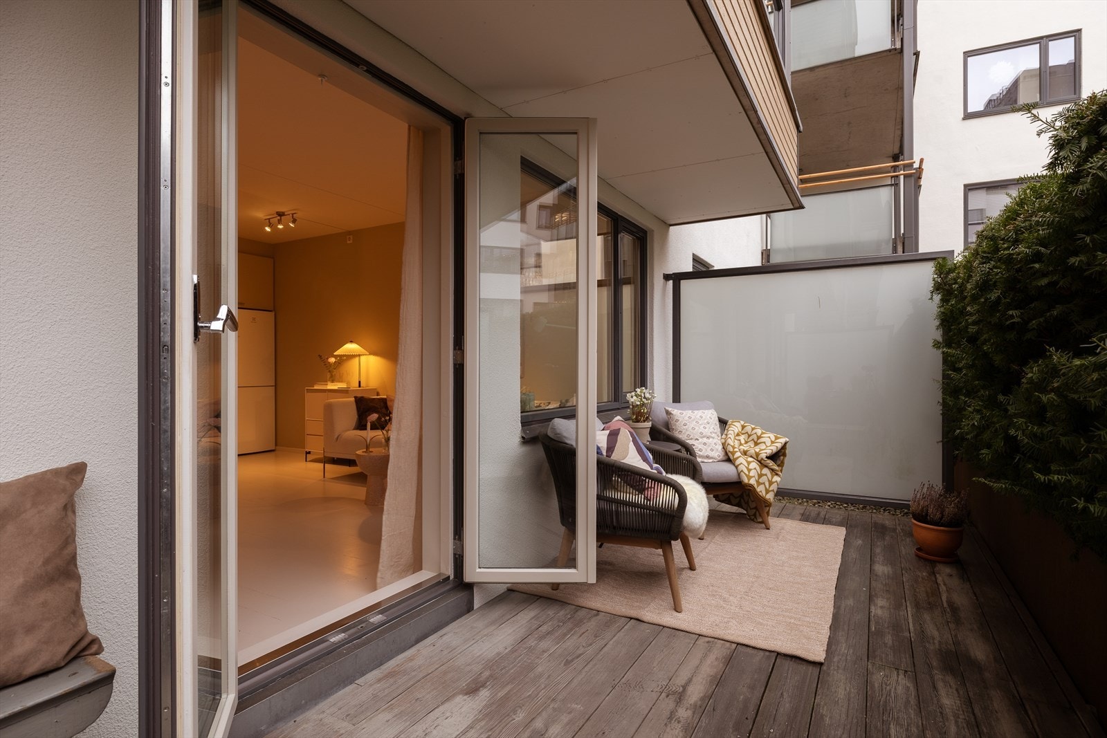 Terrassen vender mot øst og har morgen- formiddagssol (ca. 07:45 - 13:00 på sommerstid) Galleribilde