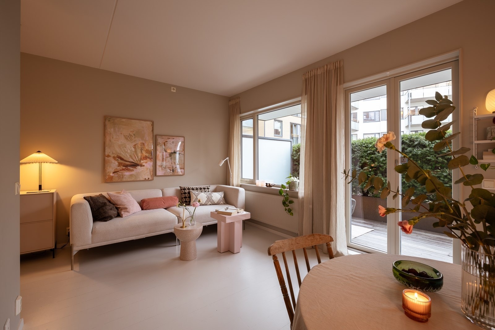 Boligen har en lys og romslig stue med store vindusflater som gir gode lysforhold Galleribilde