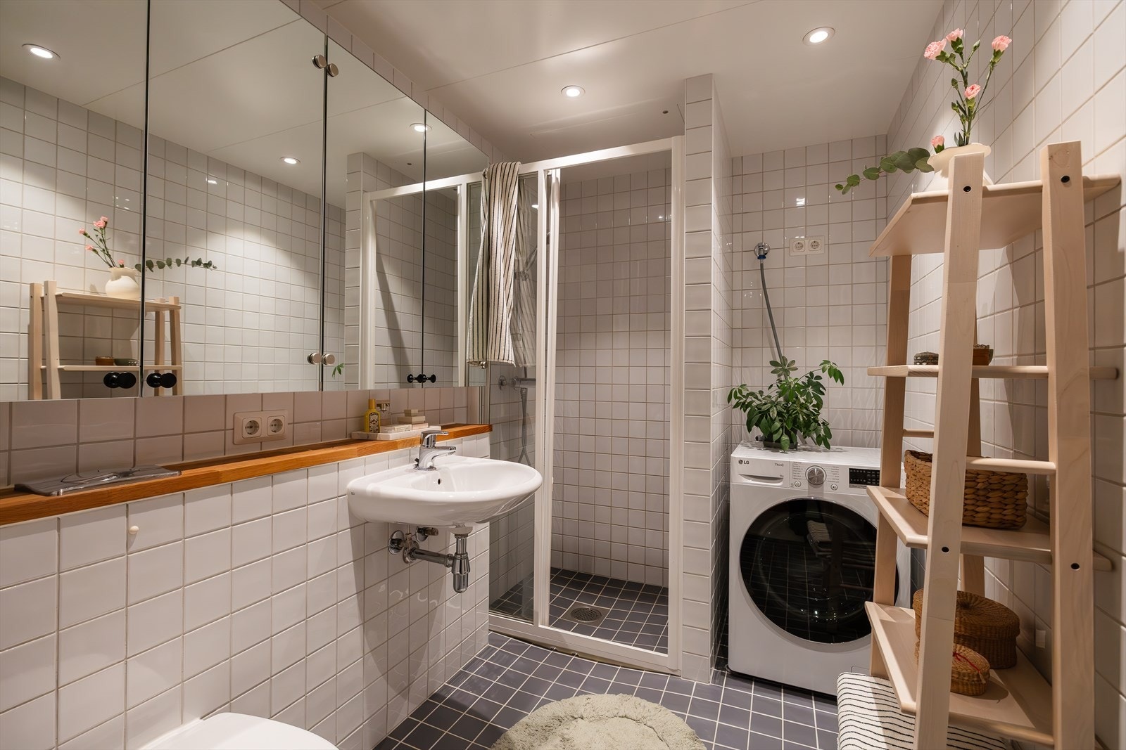 Flislagt og tidsriktig baderom fra byggeår 2006 Galleribilde