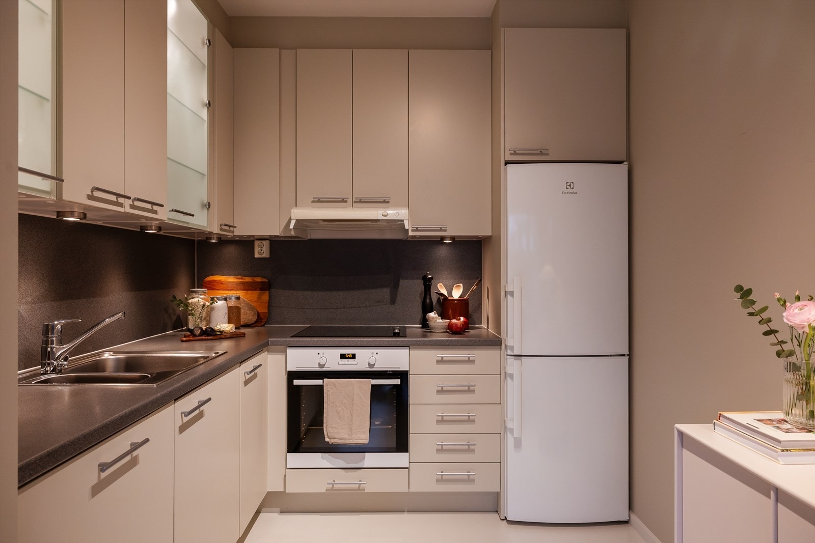 Innredning med glatte fronter og laminat benkeplate med nedfelt vask- og skyllekum Galleribilde